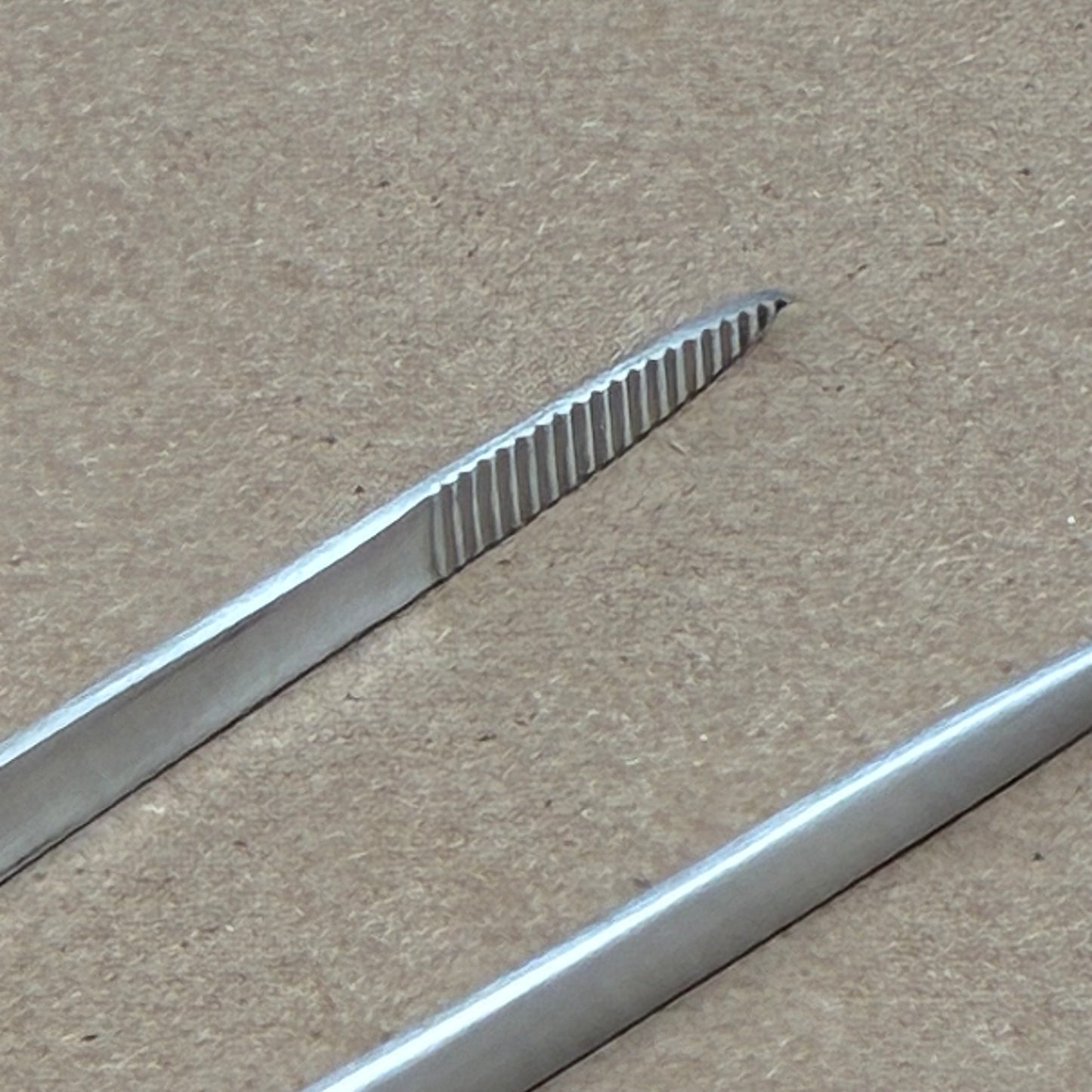 GESTURA Petite Silver Stando Tweezer