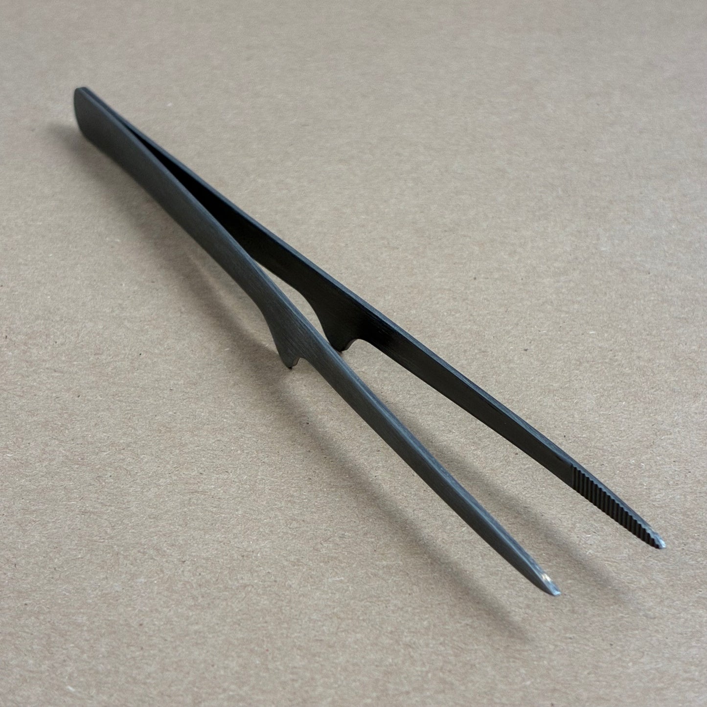 GESTURA Petite Gunmetal Stando Tweezer
