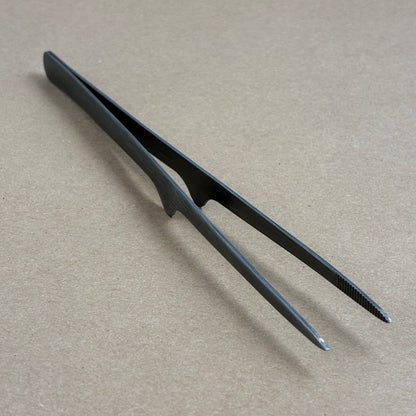 GESTURA Petite Gunmetal Stando Tweezer