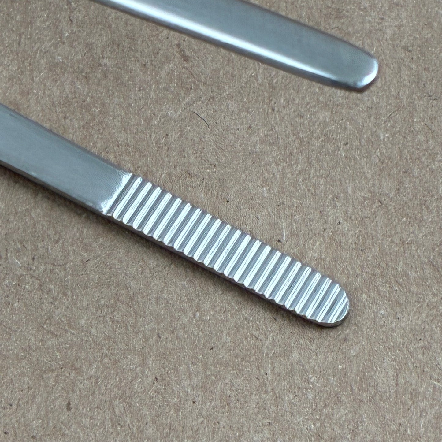 GESTURA Silver Stando Tweezer