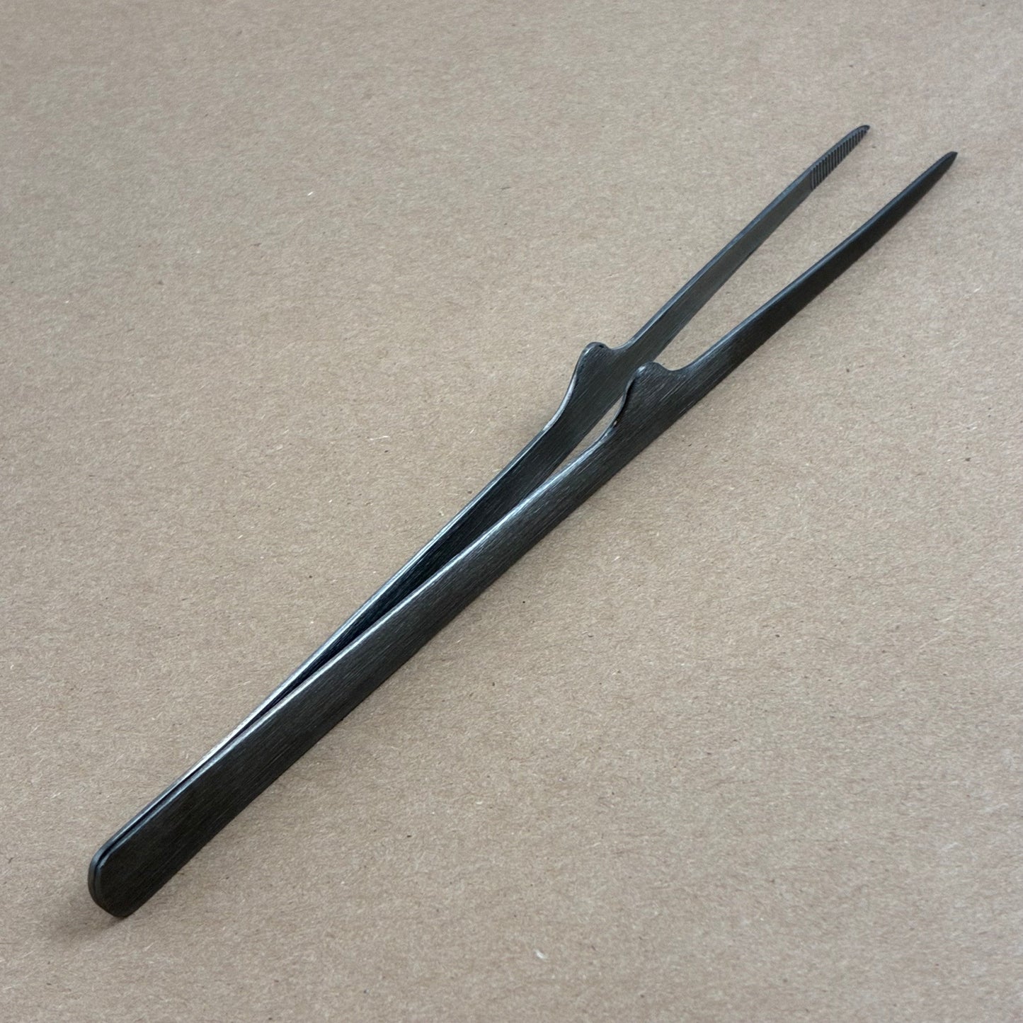 GESTURA Petite Gunmetal Stando Tweezer